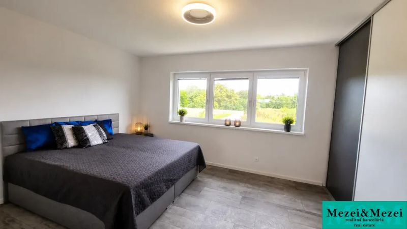 Schlafzimmer mit großem Bett und Aussicht, Einfamilienhaus in Trnava.