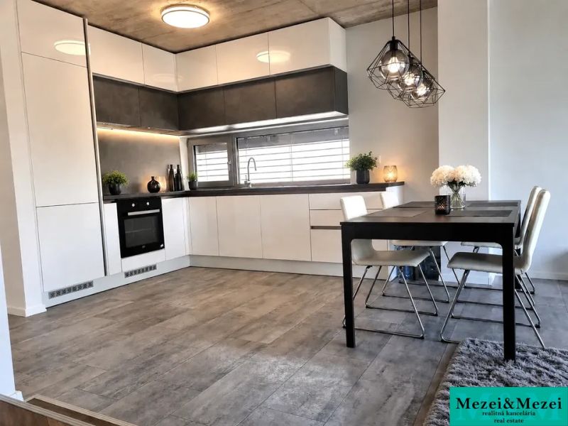 Küche und Essbereich in einem Einfamilienhaus mit Holzdekorboden.