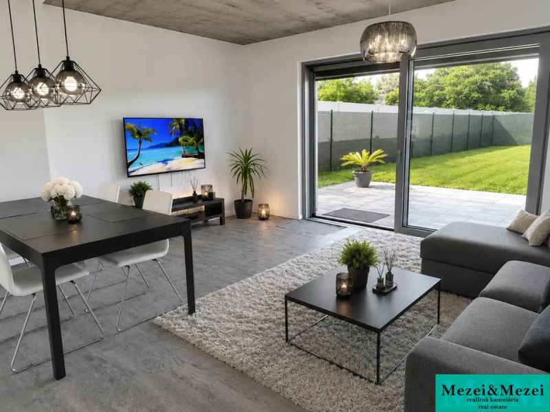 Wohnzimmer in einem Einfamilienhaus mit Holzboden und Blick in den Garten.