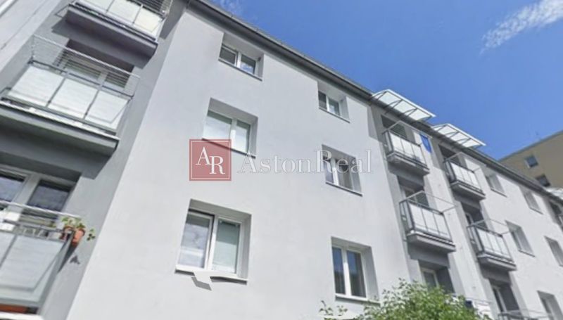 Die Außenansicht des Wohngebäudes in Harmanec, Banská Bystrica, bietet eine 2-Zimmer-Wohnung mit Balkon.
