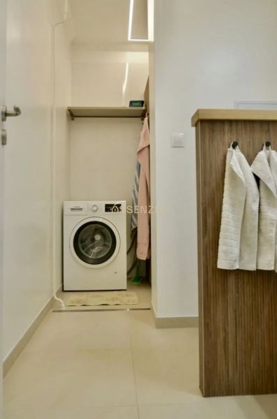 Waschmaschine mit Stauraum im Badezimmer einer 3-Zimmer-Wohnung.