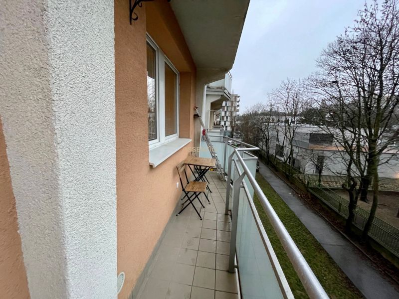 Balkon in einer 3-Zimmer-Wohnung mit Blick auf die Straße in Bratislava, Teplická.