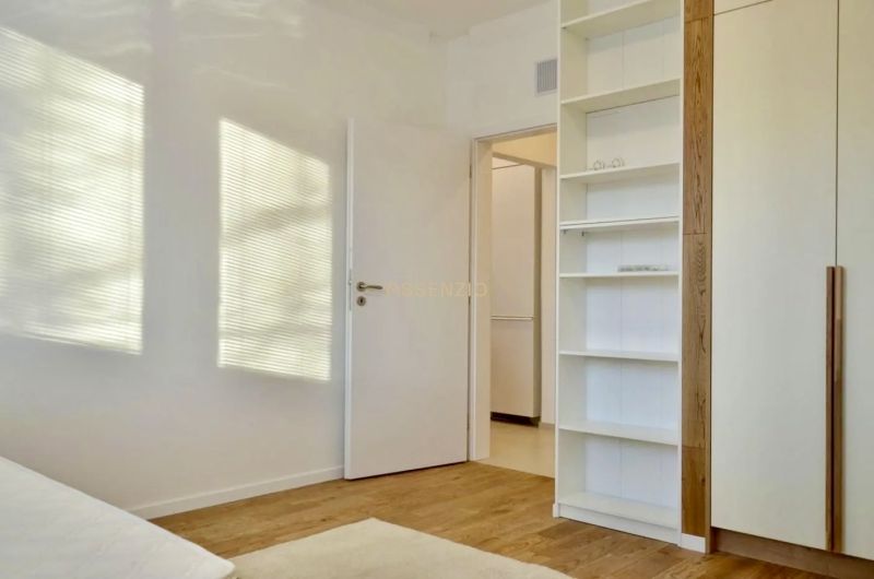 Innenraum einer 3-Zimmer-Wohnung mit Regal und Boden in Holzoptik.