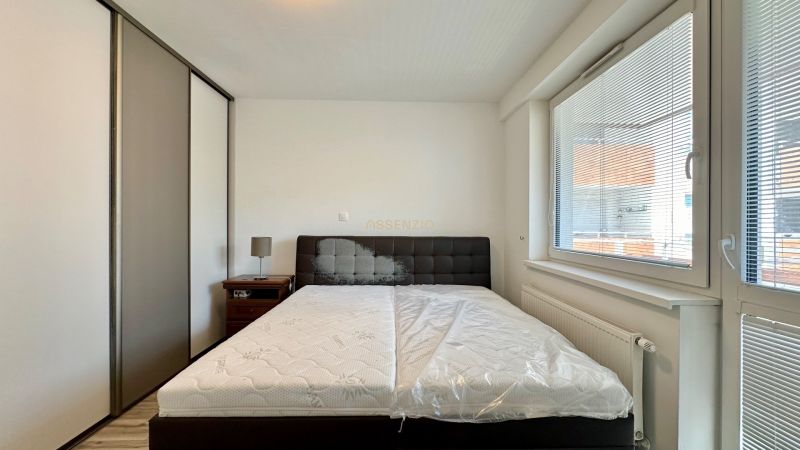 Schlafzimmer in einer 3-Zimmer-Wohnung mit Bett, Einbauschrank und Nachttisch.