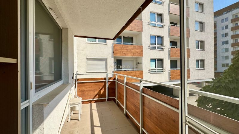 Balkon in einer 3-Zimmer-Wohnung mit Blick auf das Nachbarwohnhaus.