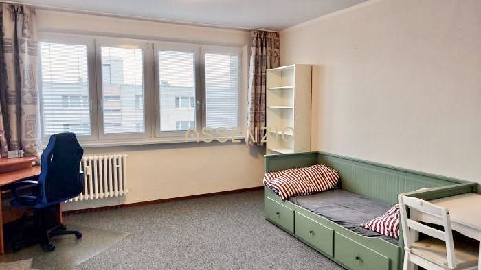 Einzimmerwohnung mit Bett, Schreibtisch und Stadtblick.