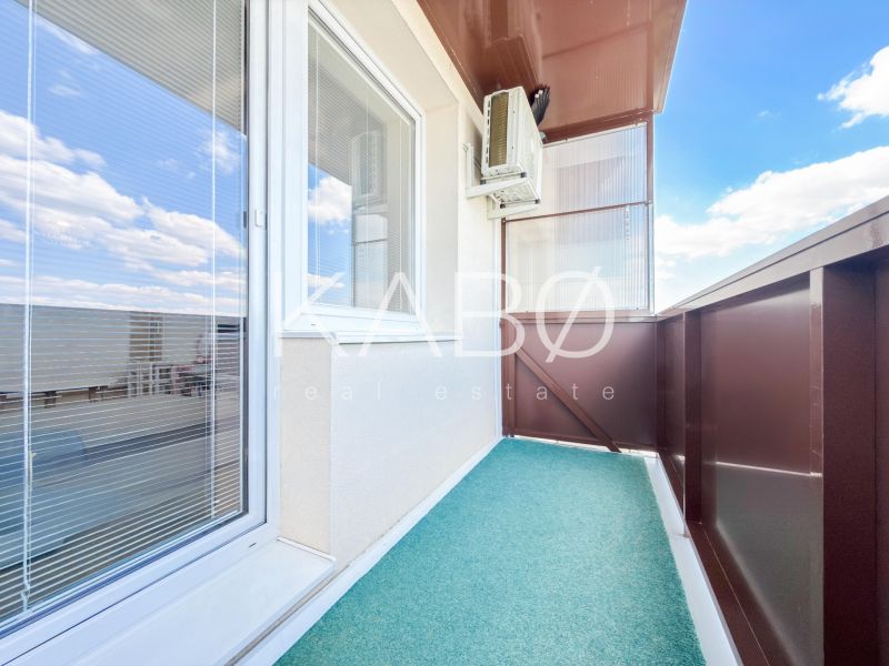 Balkon einer 2-Zimmer-Wohnung in Nitra mit Blick auf den Himmel und Klimaanlage.