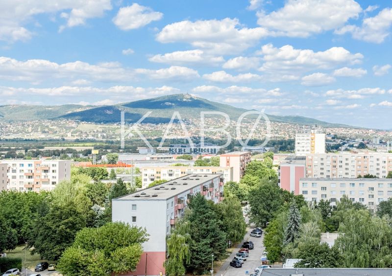 Blick auf Nitra mit Panorama und 2-Zimmer-Wohnungen im Vordergrund.
