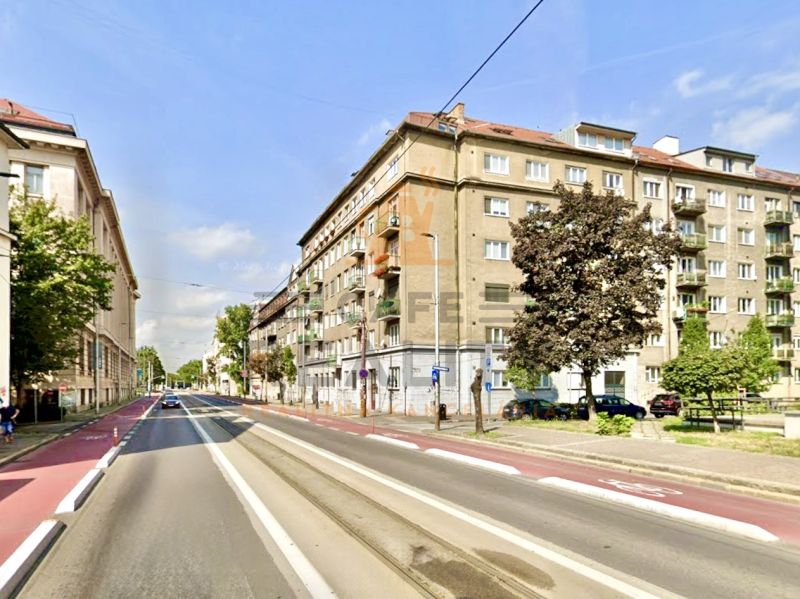 Vajanského nábrežie Straße in Bratislava - Altstadt mit älteren Wohnhäusern.
