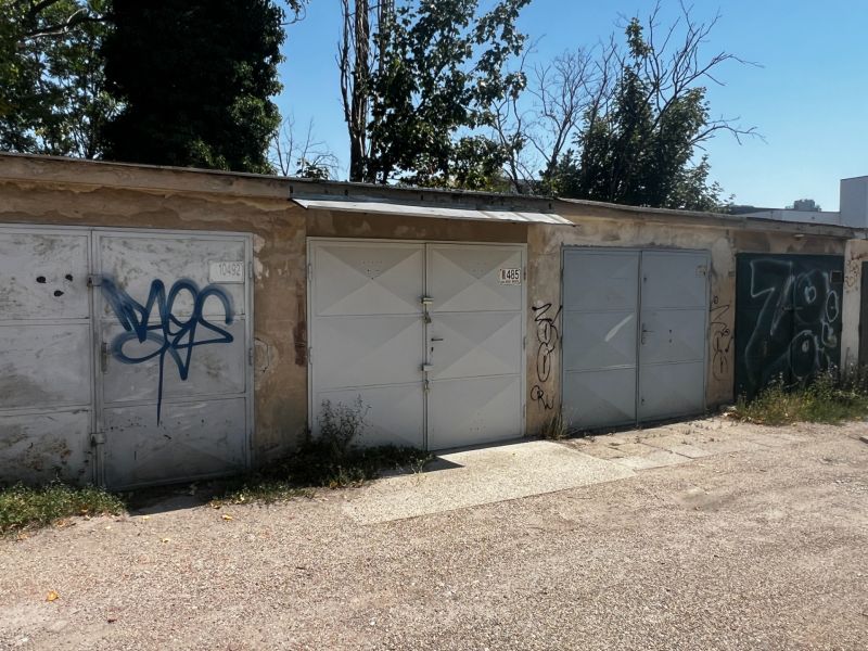 Garagen auf der Vyhnianska-Straße in Bratislava - Nové Mesto mit Graffiti an den Türen.