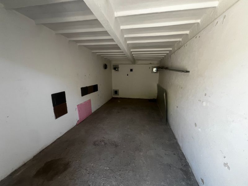 Leere Betongarage mit weißen Wänden und Decke in Bratislava - Nové Mesto auf der Vyhnianska-Straße.