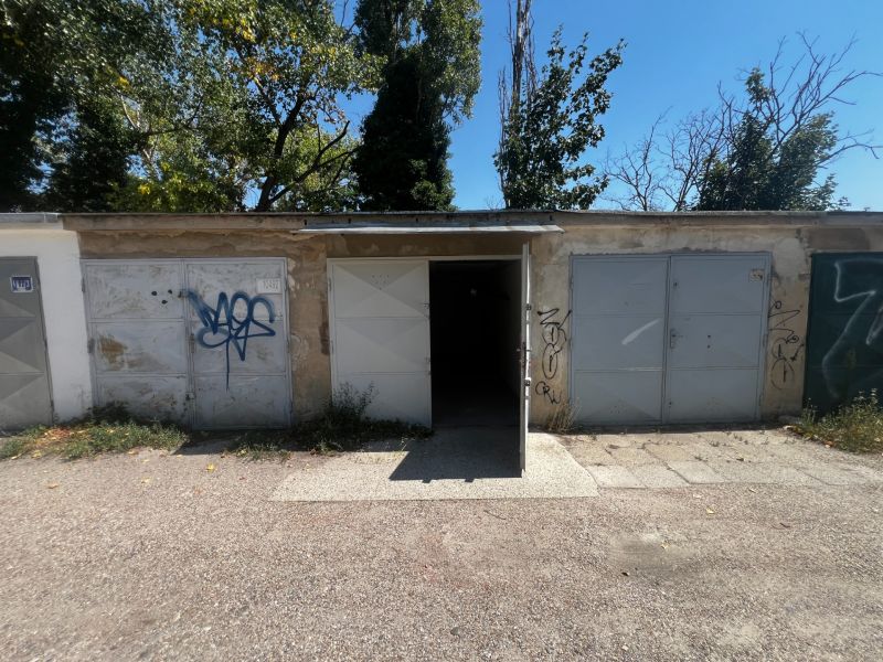 Offene Garagen an der Vyhnianska-Straße in Bratislava - Nové Mesto, umgeben von Bäumen.