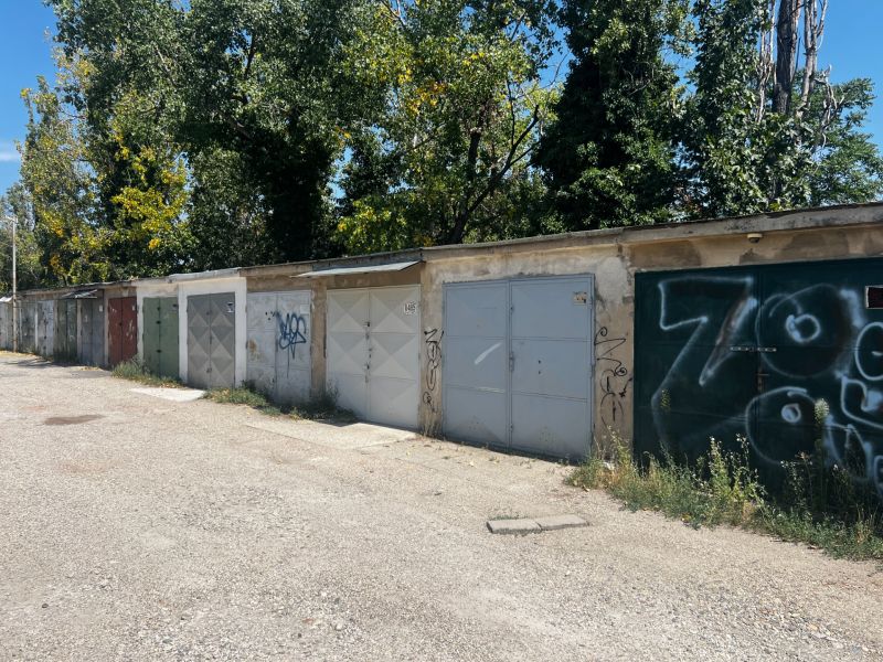 Reihen-Garagen in der Vyhnianska-Straße in Bratislava - Nové Mesto, einige mit Graffiti.
