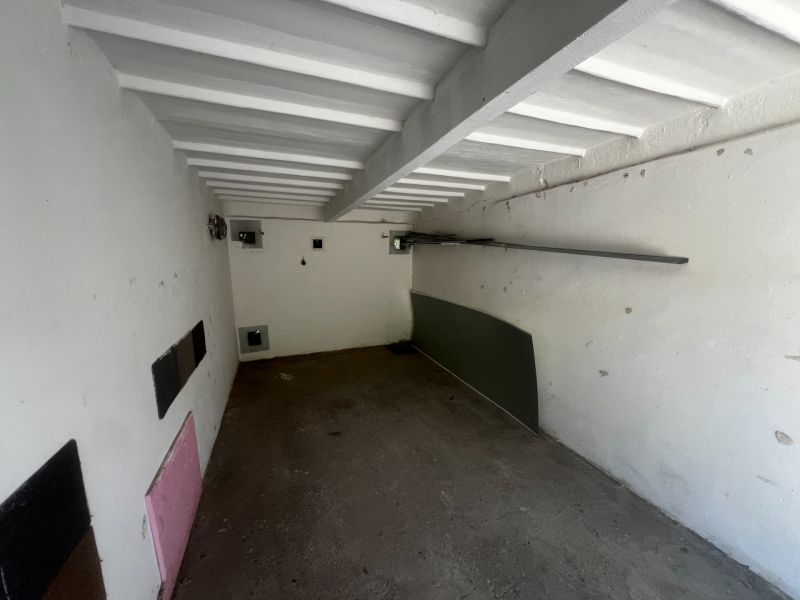 Innenraum einer Garage mit Betonboden und weißen Wänden, Garagen Bratislava - Nové Mesto.