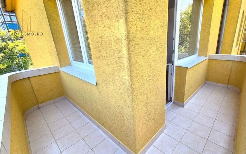 Der Balkon eines Wohnhauses in der Budovateľská-Straße in Prešov mit Blick aus einer Einzimmerwohnung.