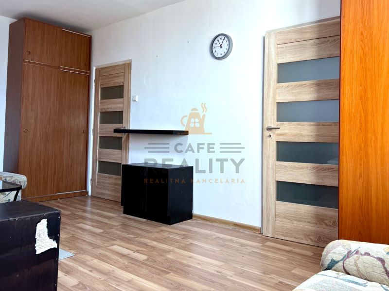 Wohnzimmer in einer 2-Zimmer-Wohnung mit Holzboden und Möbeln.