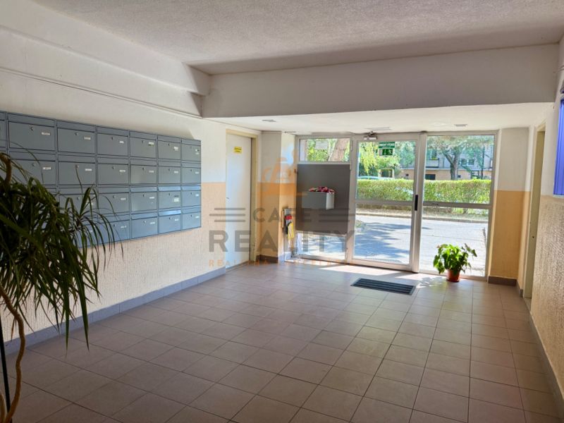 Eingangshalle des Gebäudes mit Briefkästen und Glastüren, 2-Zimmer-Wohnung.