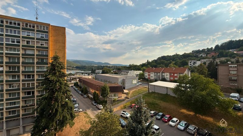 Blick aus einer 4-Zimmer-Wohnung in Nová Baňa mit Aussicht auf die umliegende Natur.