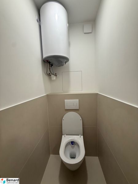 Toilette mit hängendem WC und Boiler in einer 3-Zimmer-Wohnung.