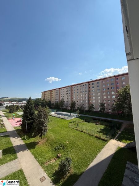 Blick auf die Umgebung der Wohnungen in der Mierová-Straße in Stará Ľubovňa, Grünflächen und Gehwege.