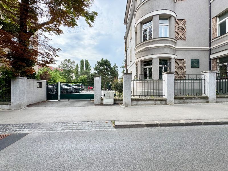 Das Gebäude auf den Palisaden in Bratislava - Altstadt mit Ziermauerwerk und Bäumen herum.