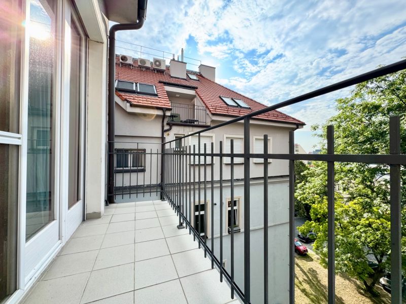 Balkon mit eisernem Geländer und Gebäuden, Bratislava - Altstadt, Palisády, 3-Zimmer-Wohnung.