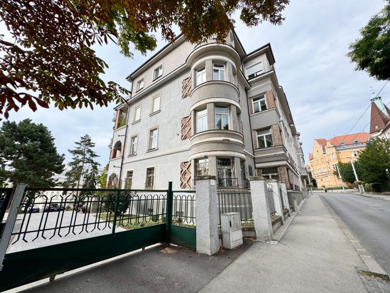 Palisády, Bratislava - Staré Mesto: Wohngebäude mit verzierter Fassade und Eingangstor.