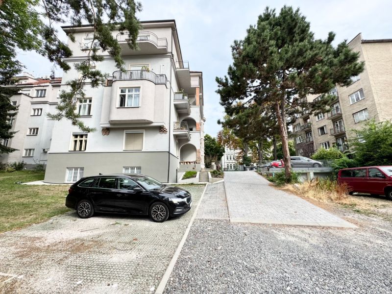 Ein Wohnhaus an der Straße Palisády in Bratislava - Altstadt, umgeben von Grün und Autos.