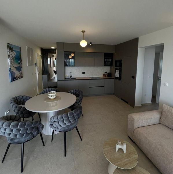 Stilvolle Küche und Esszimmer in einer 3-Zimmer-Wohnung mit einem großen runden Tisch.