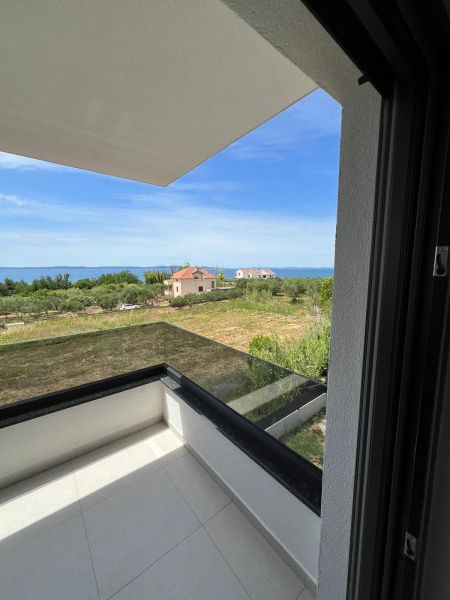 Balkon mit Blick auf Grün und Meer in einer 3-Zimmer-Wohnung in Privlaka.