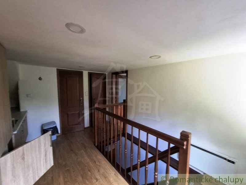 Holztreppe und Boden mit Holzdekor in Geschäftsräumen.