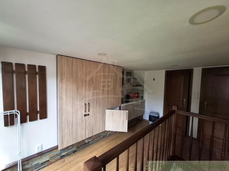 Innenräume von Geschäftsräumen mit Holzboden und Einbauschrank.