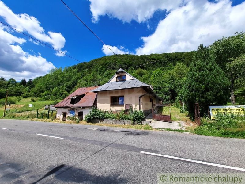 Gewerberäume in Mýto pod Ďumbierom an der Straße, umgeben von Grün und Bäumen.