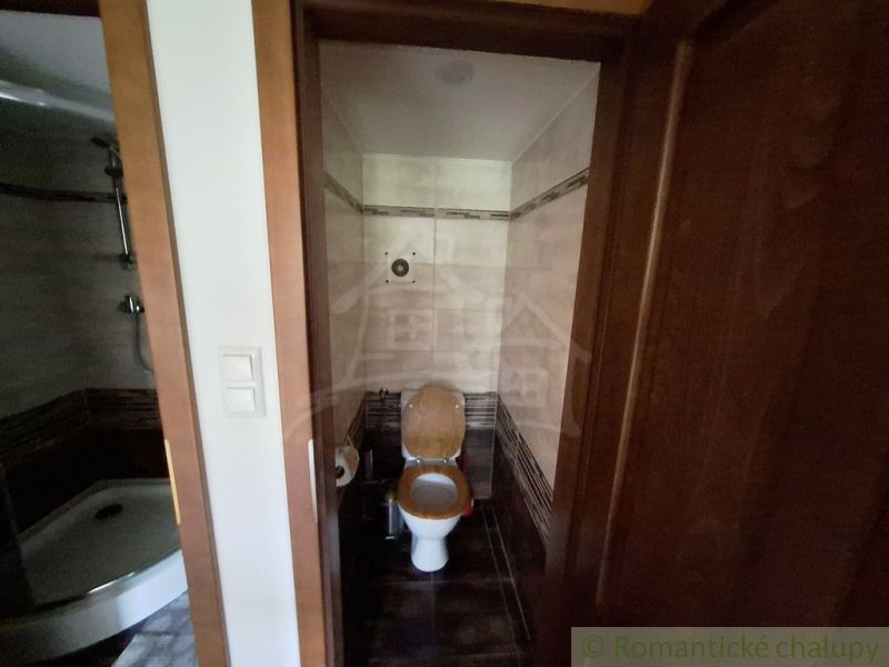 Badezimmer mit Toilette und Duschkabine in Geschäftsräumen.