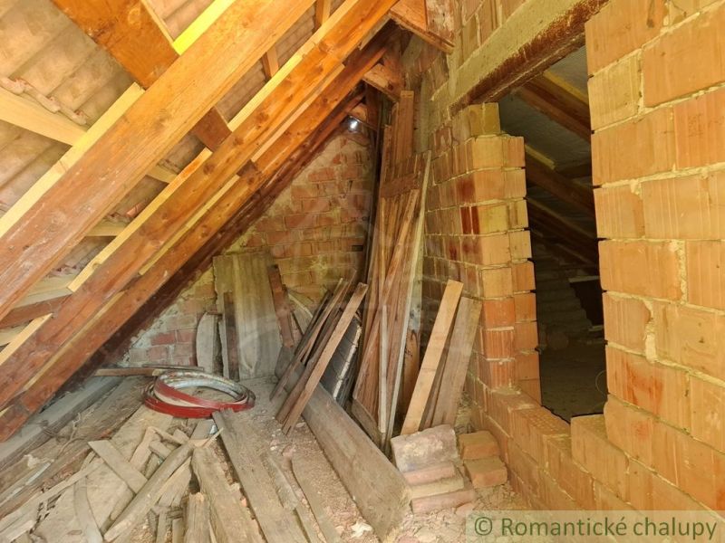 Dachboden mit Baumaterial in der Hütte, Ziegel und Holzbalken in Gbelce.
