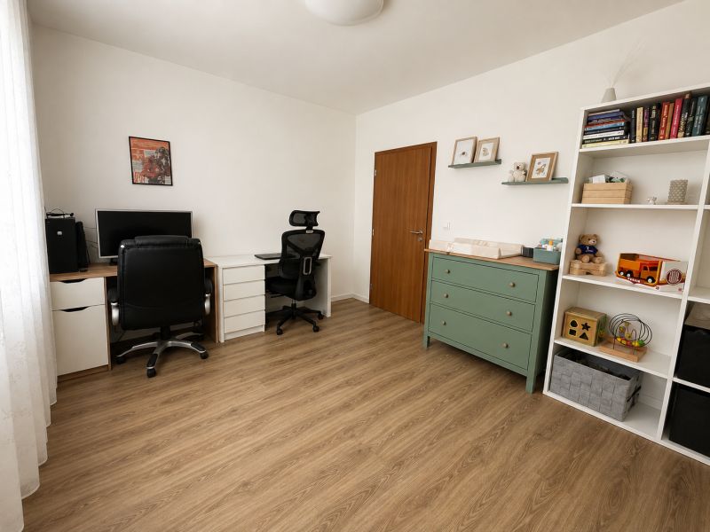 Heimbüro in einer 3-Zimmer-Wohnung mit Holzboden und Stauraum.