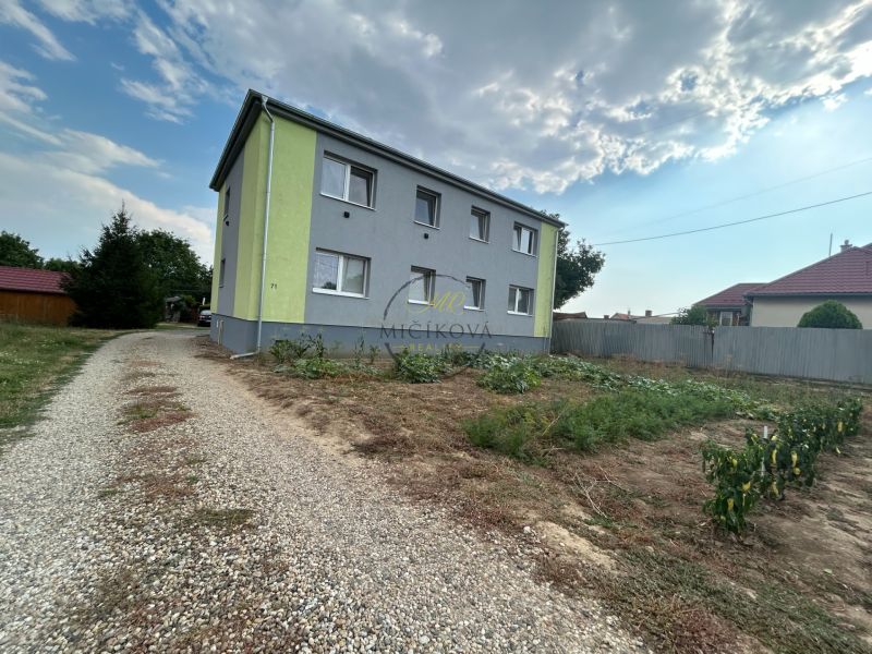 Zweistöckiges Gebäude mit Garten und Weg in Telince, geeignet für eine 2-Zimmer-Wohnung.
