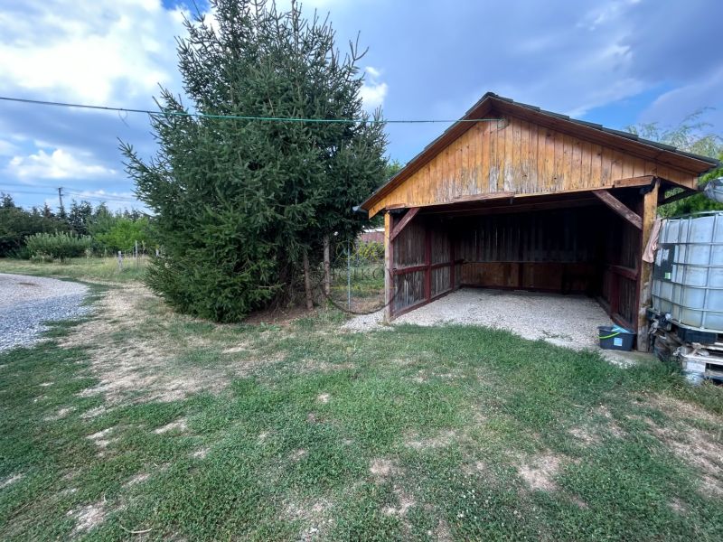 Holzunterstand im Außenbereich einer 2-Zimmer-Wohnung in der Gemeinde Telince mit Nadelbaum.