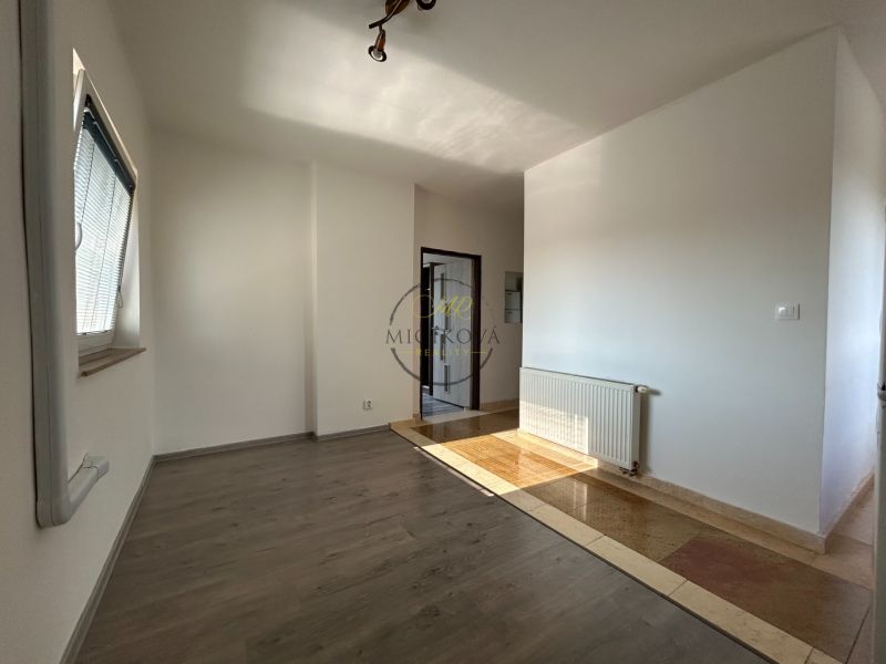 Innenraum einer 2-Zimmer-Wohnung mit Holzboden und Heizkörper.