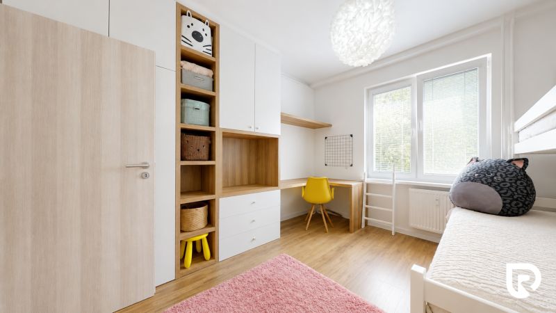 Ein geschlossener Raum mit Stauraum und Schreibtisch in einer 3-Zimmer-Wohnung.