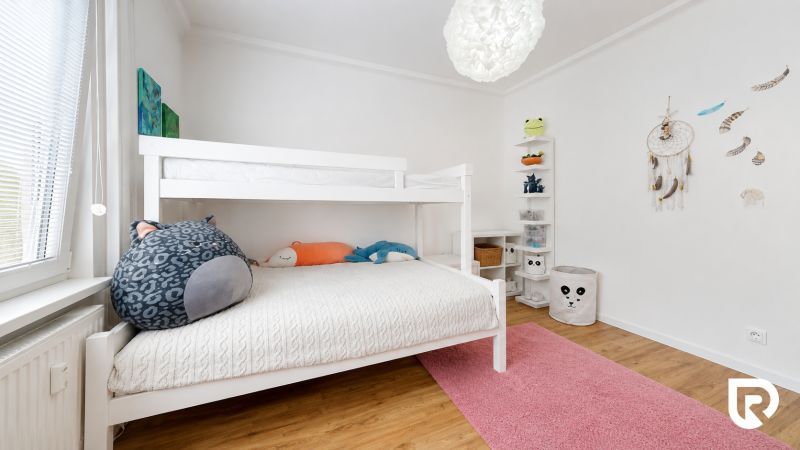 Kinderzimmer mit Etagenbett und Dekorationen in einer 3-Zimmer-Wohnung.