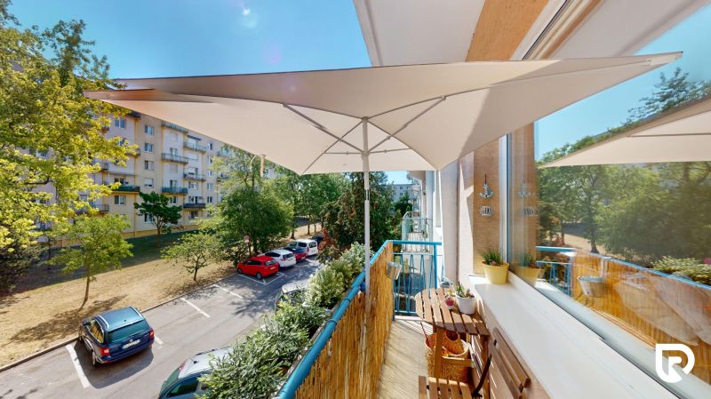 Der Balkon einer 3-Zimmer-Wohnung mit Blick auf die Svidnícka-Straße in Bratislava - Ružinov.
