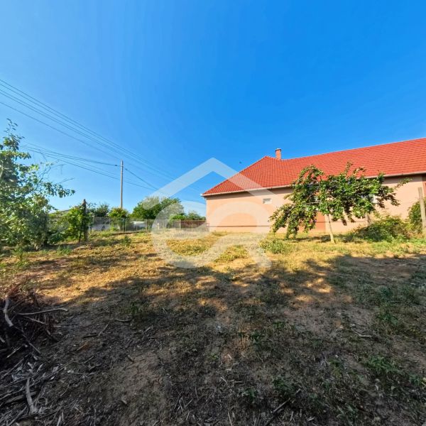 Ein Einfamilienhaus in der Školská-Straße in Tesárske Mlyňany mit einem geräumigen Garten.