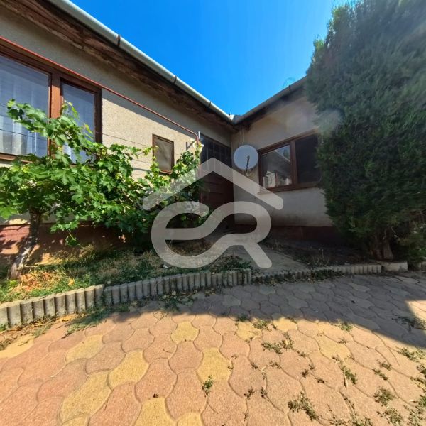 Einfamilienhaus in der Školská-Straße in Tesárske Mlyňany mit Terrasse und Vegetation.