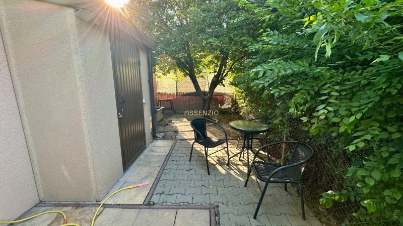 Garten mit Terrasse in Bratislava - Ružinov auf der Hrachová, mit Sitzgelegenheit und Pavillon.