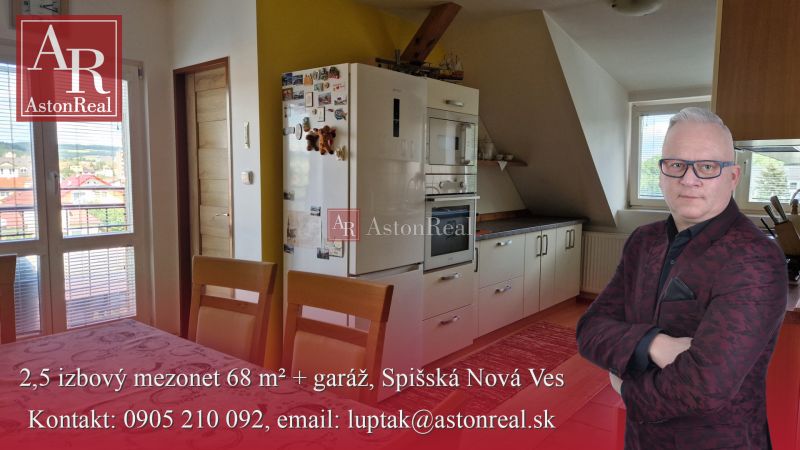 Küche in einer 2-Zimmer-Wohnung mit Holzboden und Esstisch.