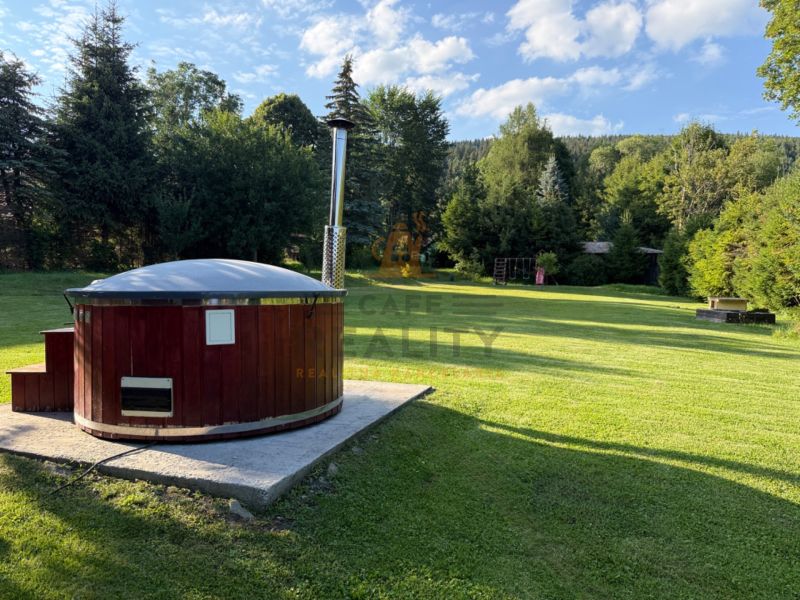 Entspannungsholzbottich im Garten eines Einfamilienhauses in der Straße Jána Švermu in Šumiac.