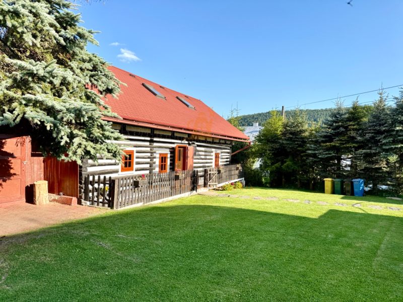 Das Einfamilienhaus in der Straße Jána Švermu in Šumiac, umgeben von Grünflächen und Bäumen.