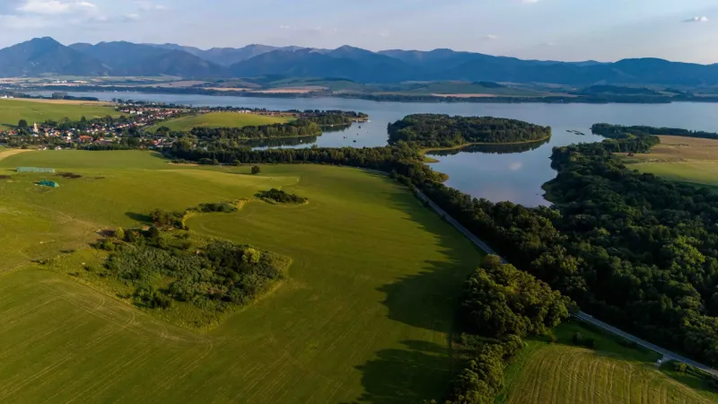 Grüne Felder, Wälder und Wasserfläche bei Liptovský Trnovec, Besondere Immobilien.