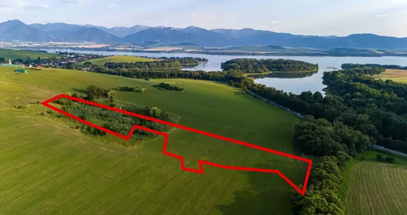 Luftaufnahme von der besonderen Immobilie in Liptovský Trnovec mit Umgebung und Wasserfläche.